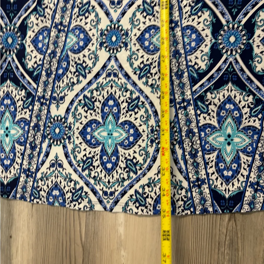 Blue and White Sleeveless Patterned Dress - Image 3