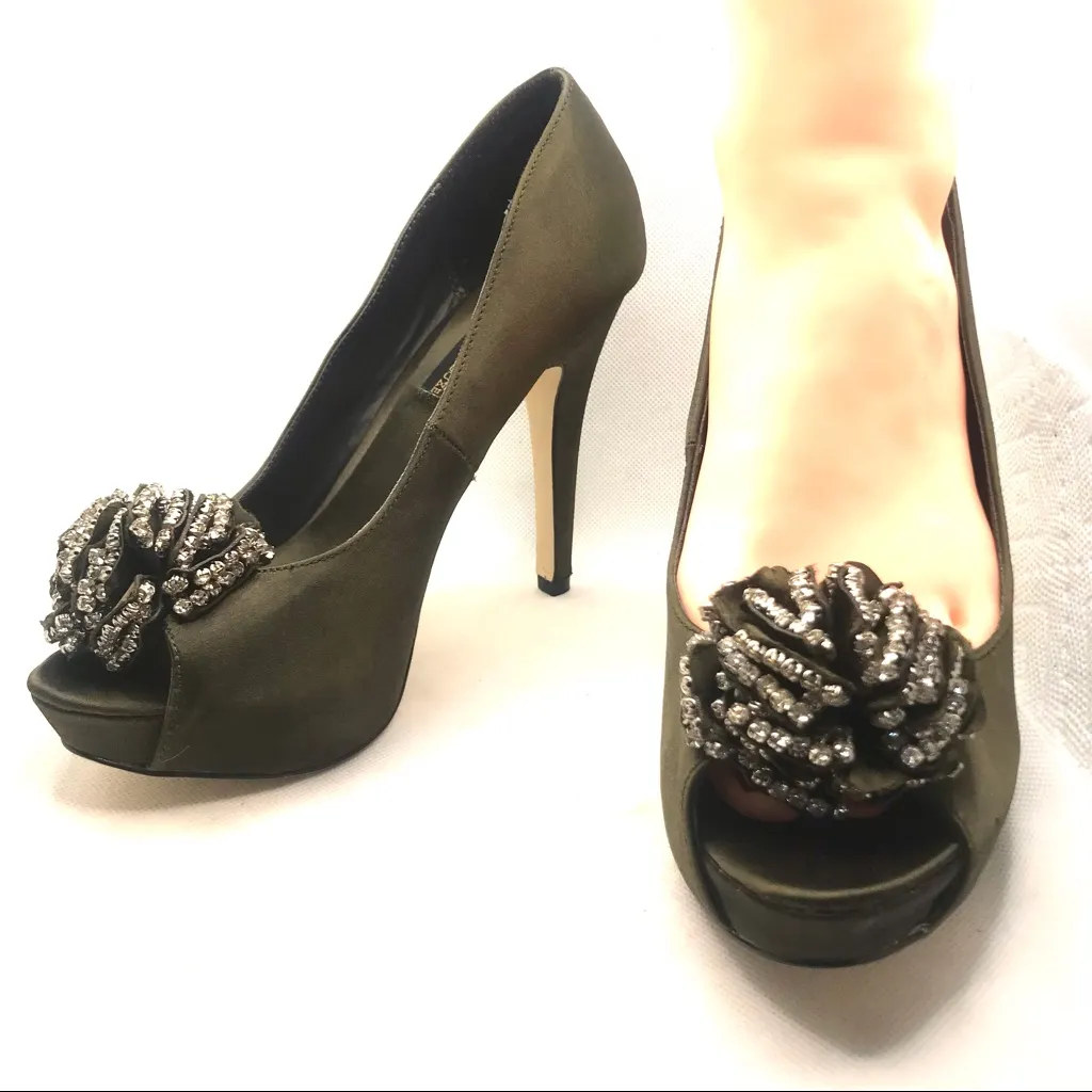 STEVE MADDEN LUXE "CROWN" OLIVE GREEN SATIN ROSETTE PLATFORM PUMPS (7.5M) - Image 4