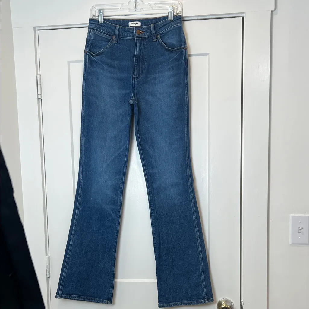 Wrangler Women's Classic Blue Flare Jeans size 28x34. In perfect condition! - Image 5