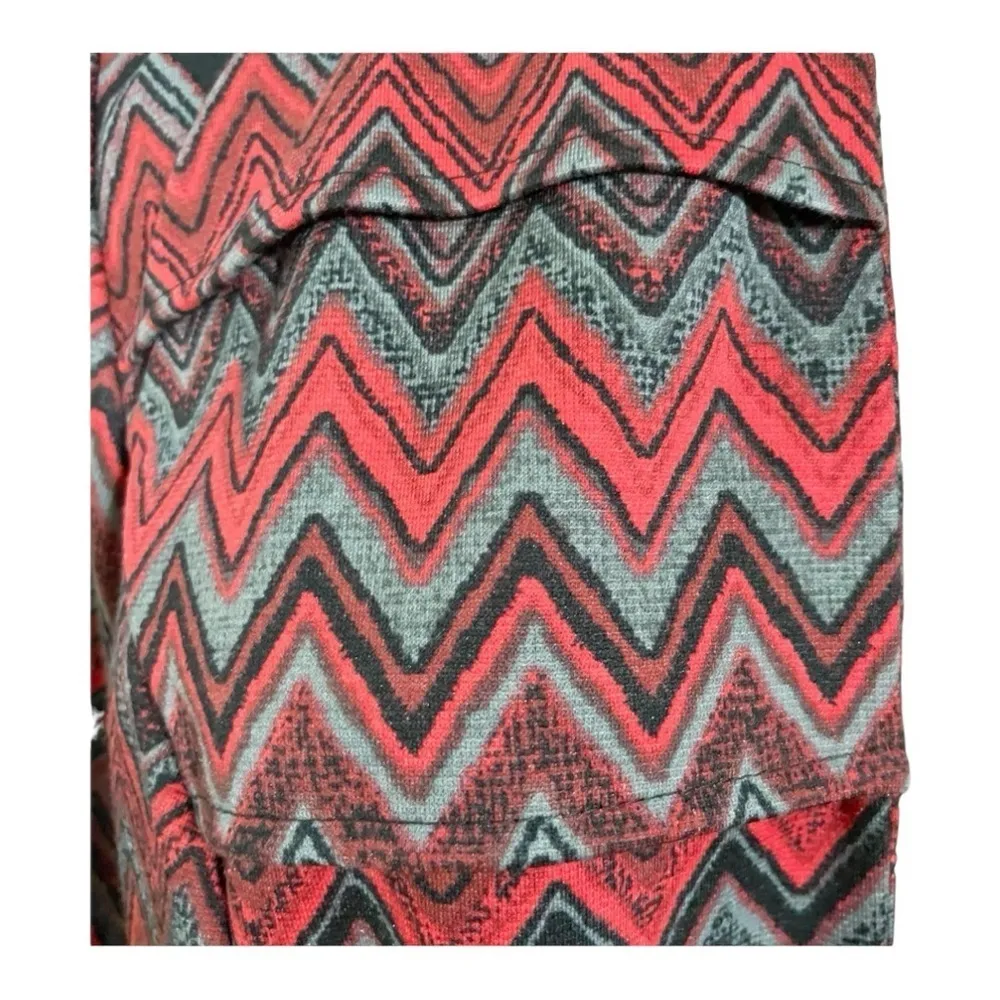 DN Design Size 8
PETITE Jacket Cropped
Chevron Zig Zag Red Black
Open Front - Image 6