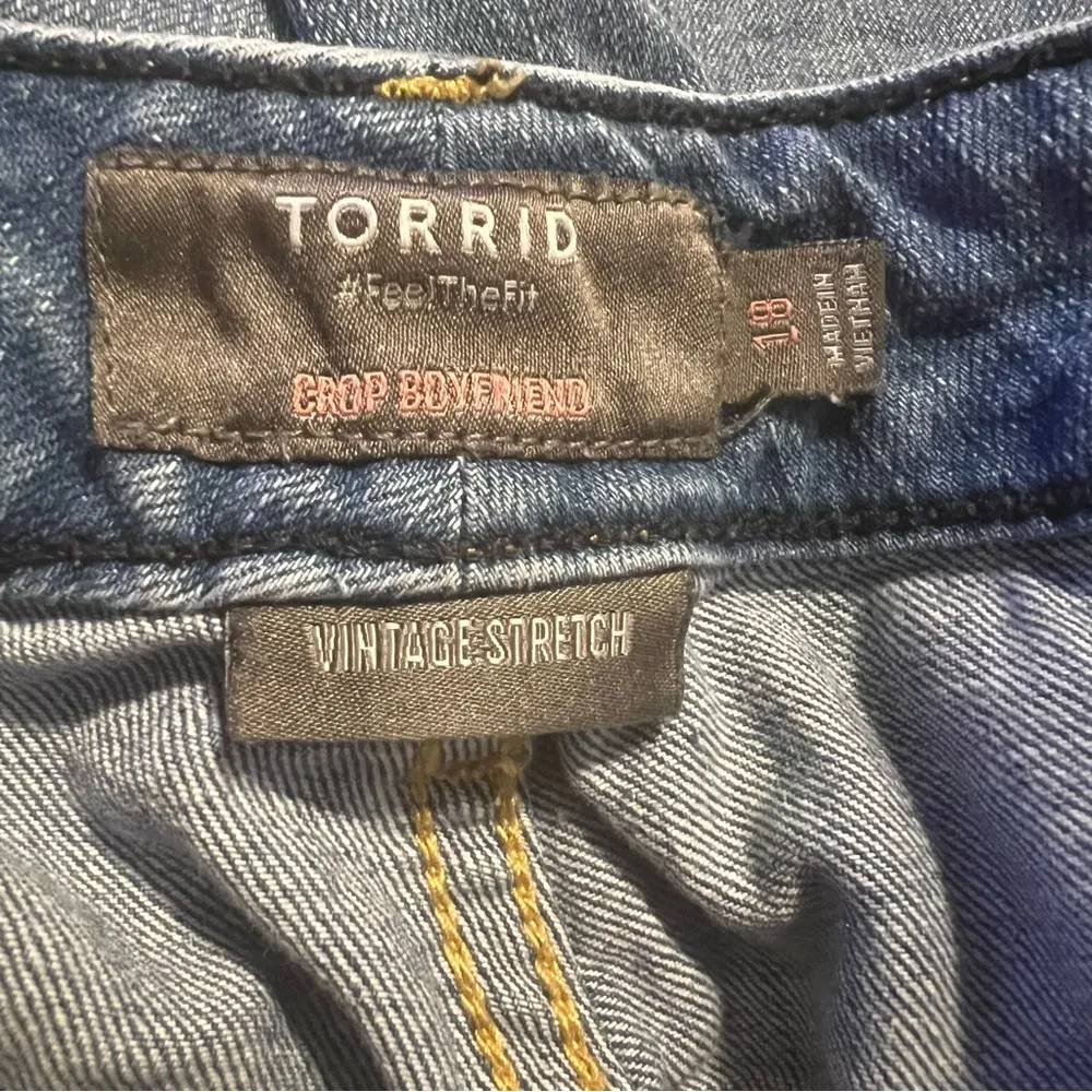 Torrid women’s jeans pants sz 18 crop boyfriend distressed raw hem - Image 3