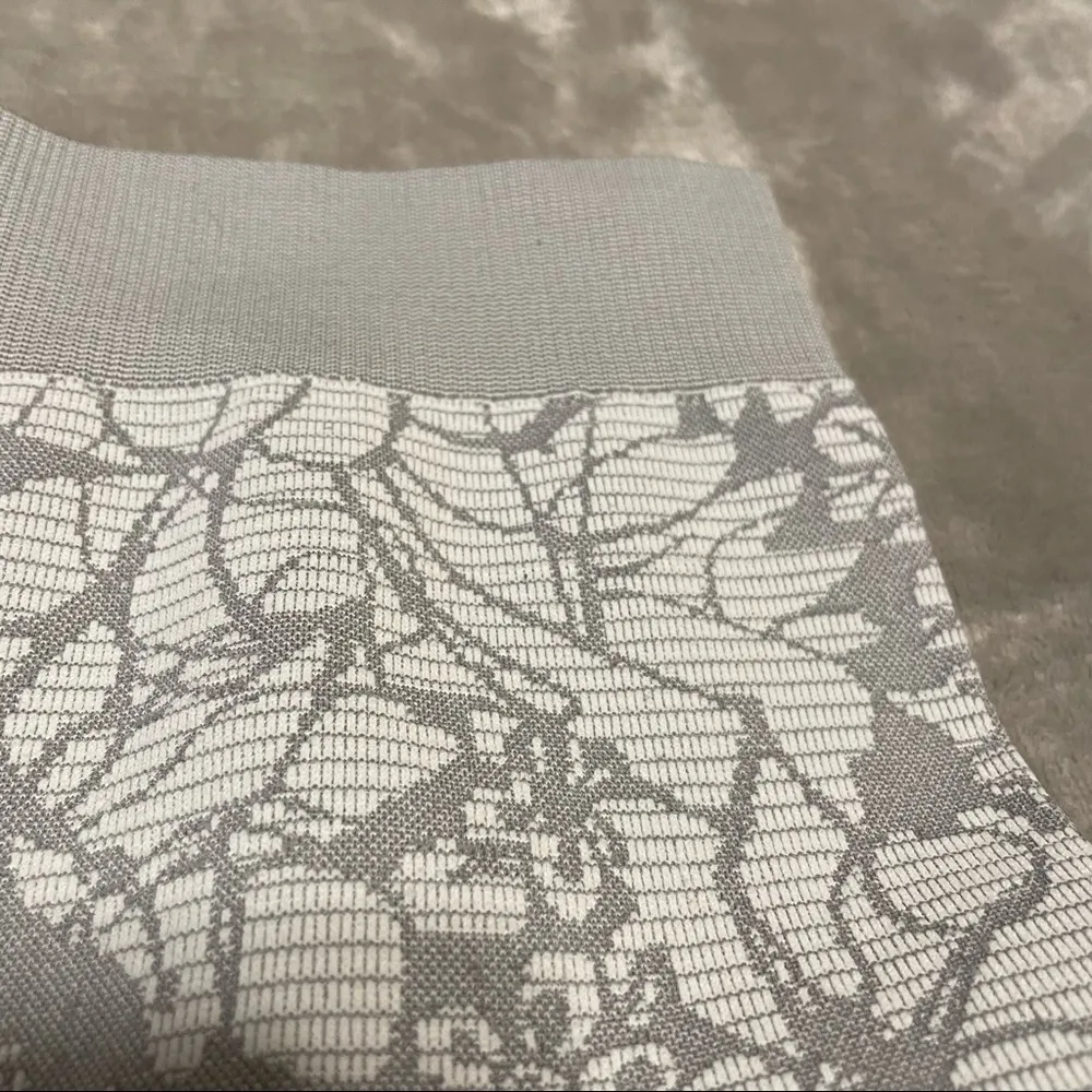 Fabletics women’s Sebastian seamless floral white and grey cropped leggings - Image 2