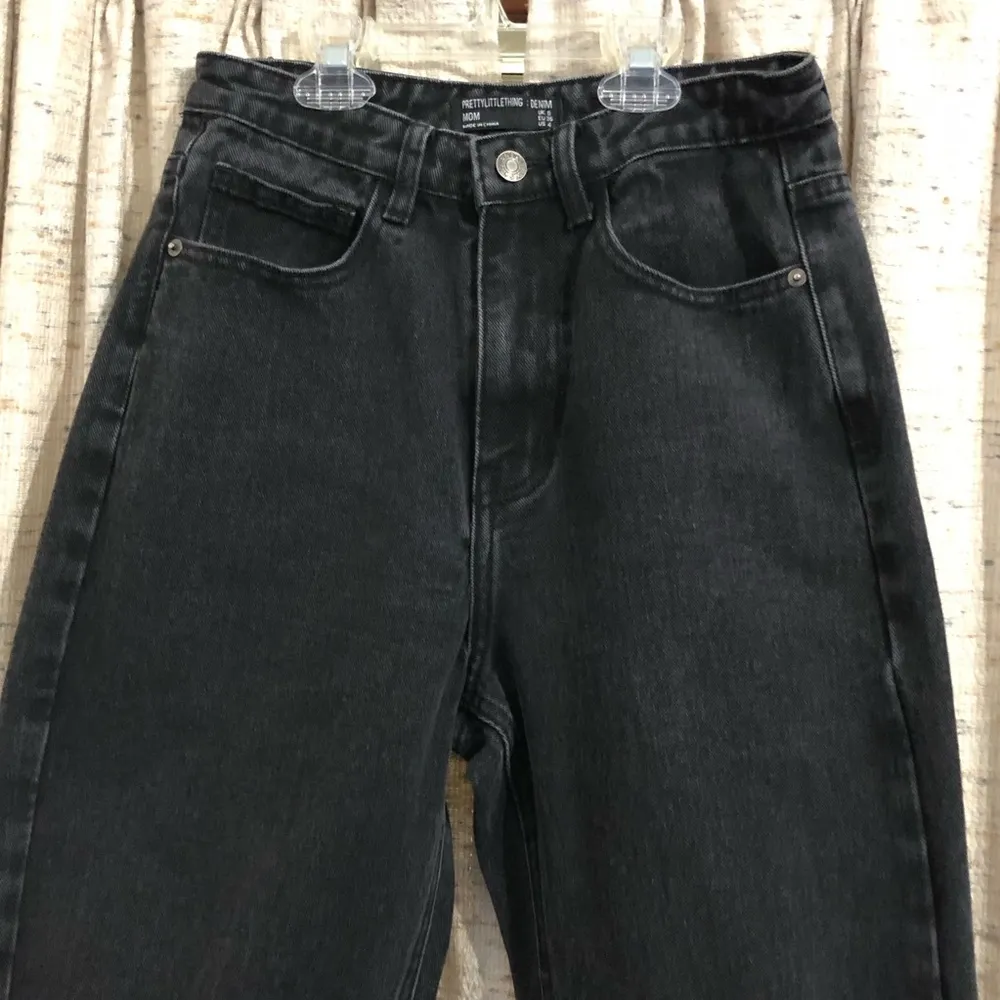 PrettyLittleThing Washed Black Ripped Knee Mom Jeans - Image 2