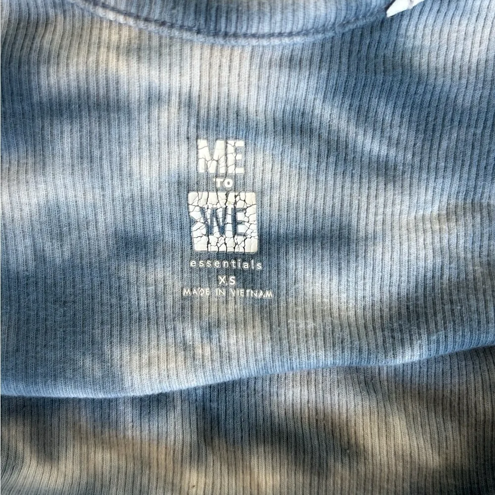 Me to We Blue Tie Dye Tie Front Cropped Tank Top - Image 3