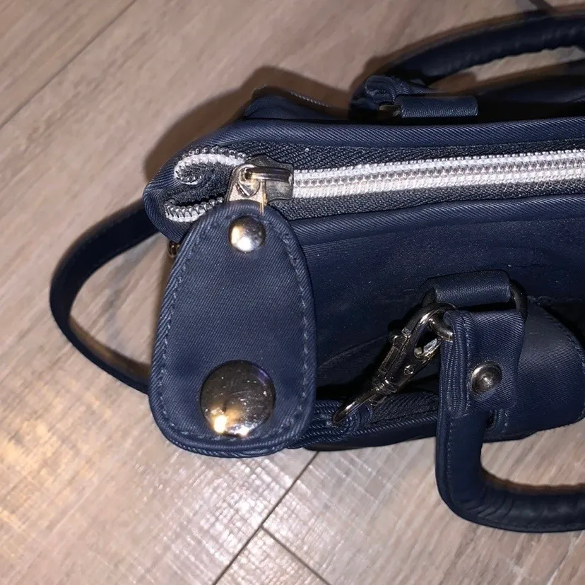 Navy blue vinyl small crossbody handbag - Image 6