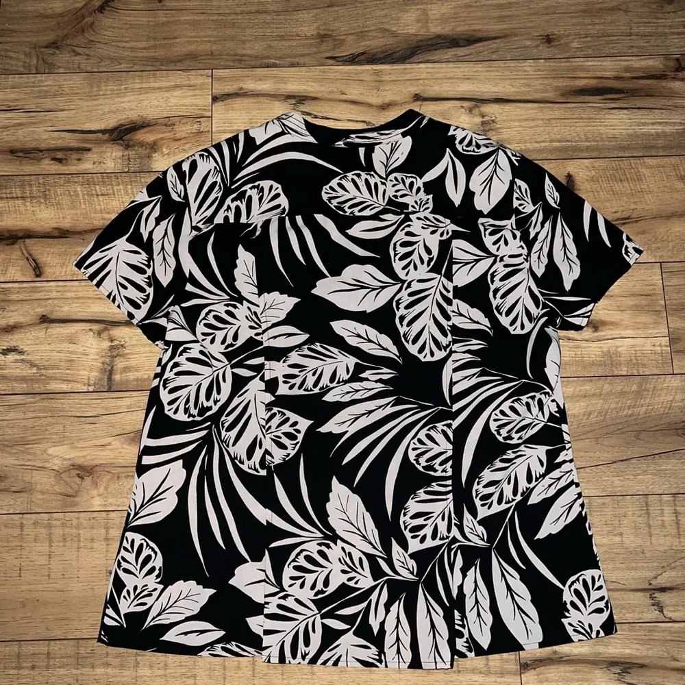 Hawaiian floral top - Image 2
