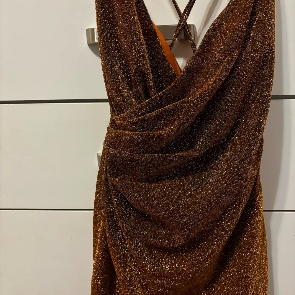 superdown delanie mini dress rust metallic - Image 4