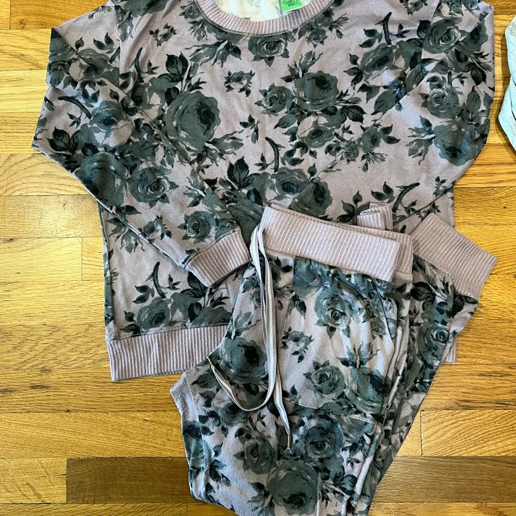 4 sets of Hondeydew women’s pjs sets size small! Floral, plain and patterned. Green - Image 4