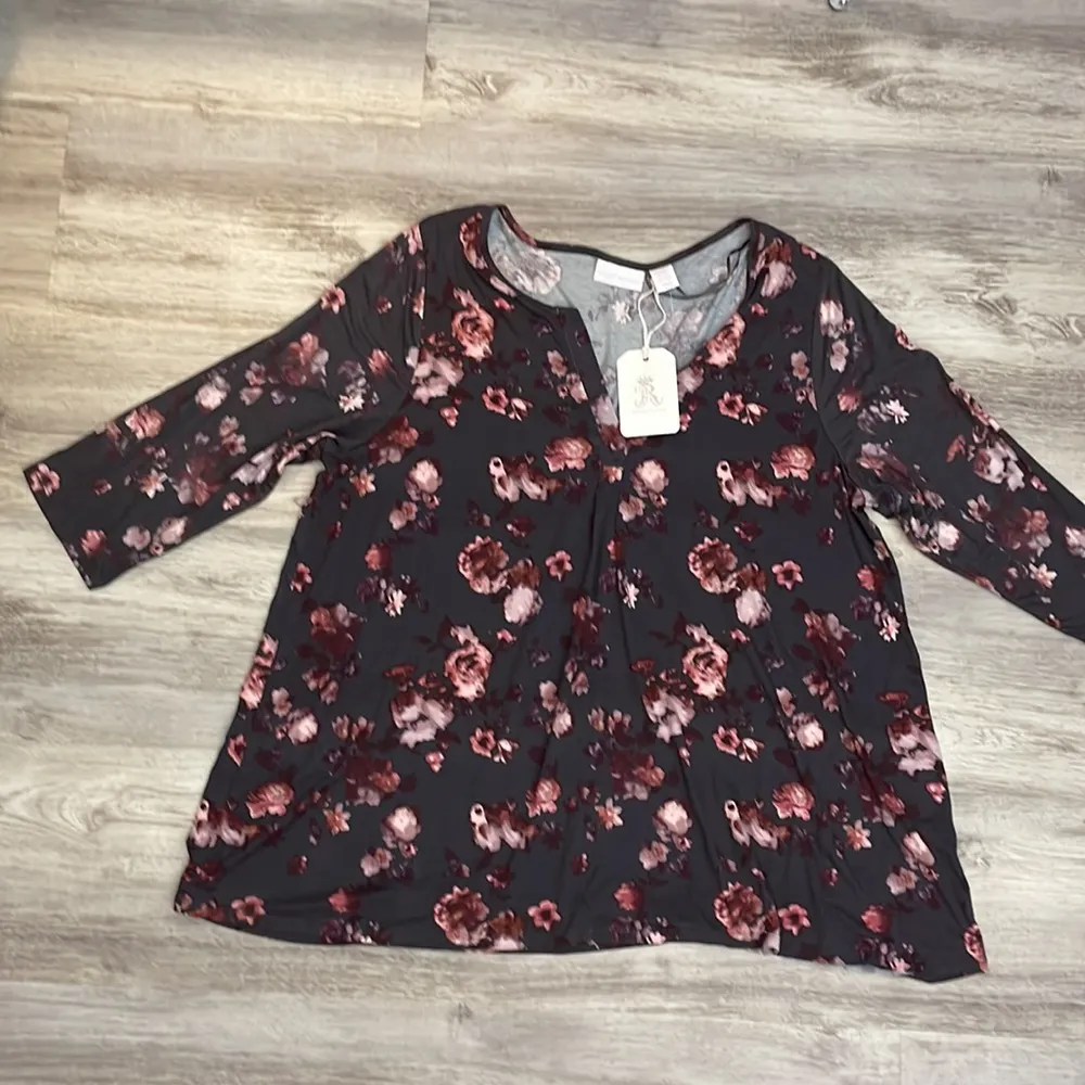 NWT  Gray with Lavender, Pink, Red Floral Print 3/4 Sleeve V-Neck - Image 4
