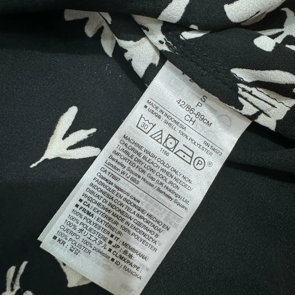 Banana republic size small black and white dressy blouse top pleated sleeves - Image 3