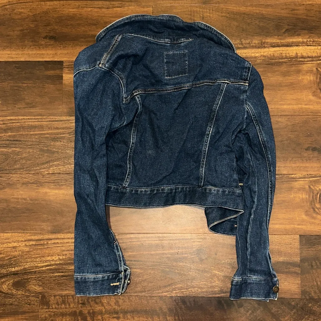 Hollister Dark Wash Crop Denim Jacket in Size Medium - Image 5