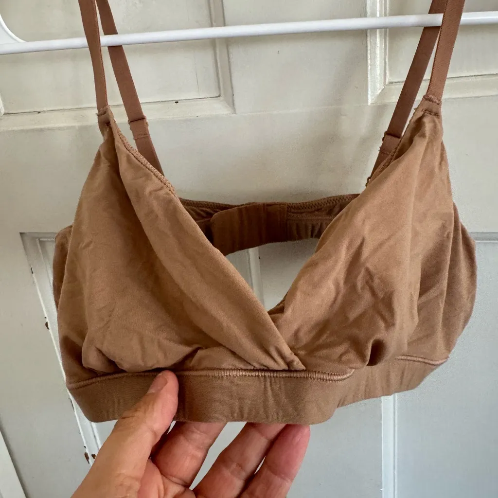 SKIMS  tan wireless bra size medium - Image 2