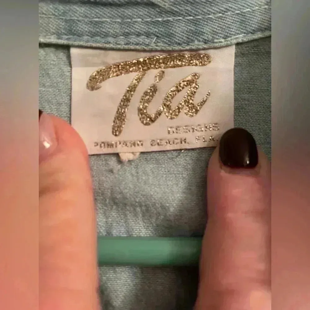 Tia Designs Women's Lightwash Denim Safari Button Up w/ Gold Animal Decals; L Blue Size L - Image 5