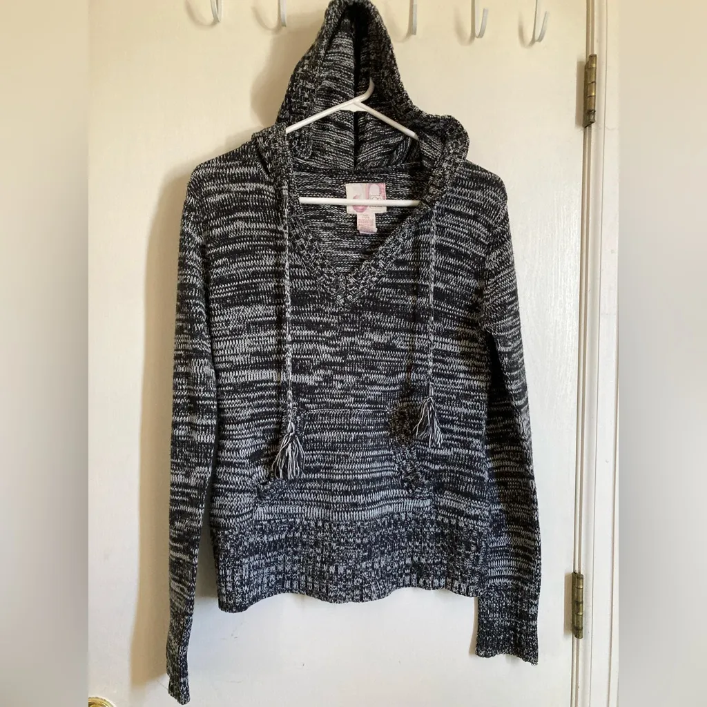 OP Black & White Marbled V-Neck Cropped Knit Hooded Sweater - Image 2
