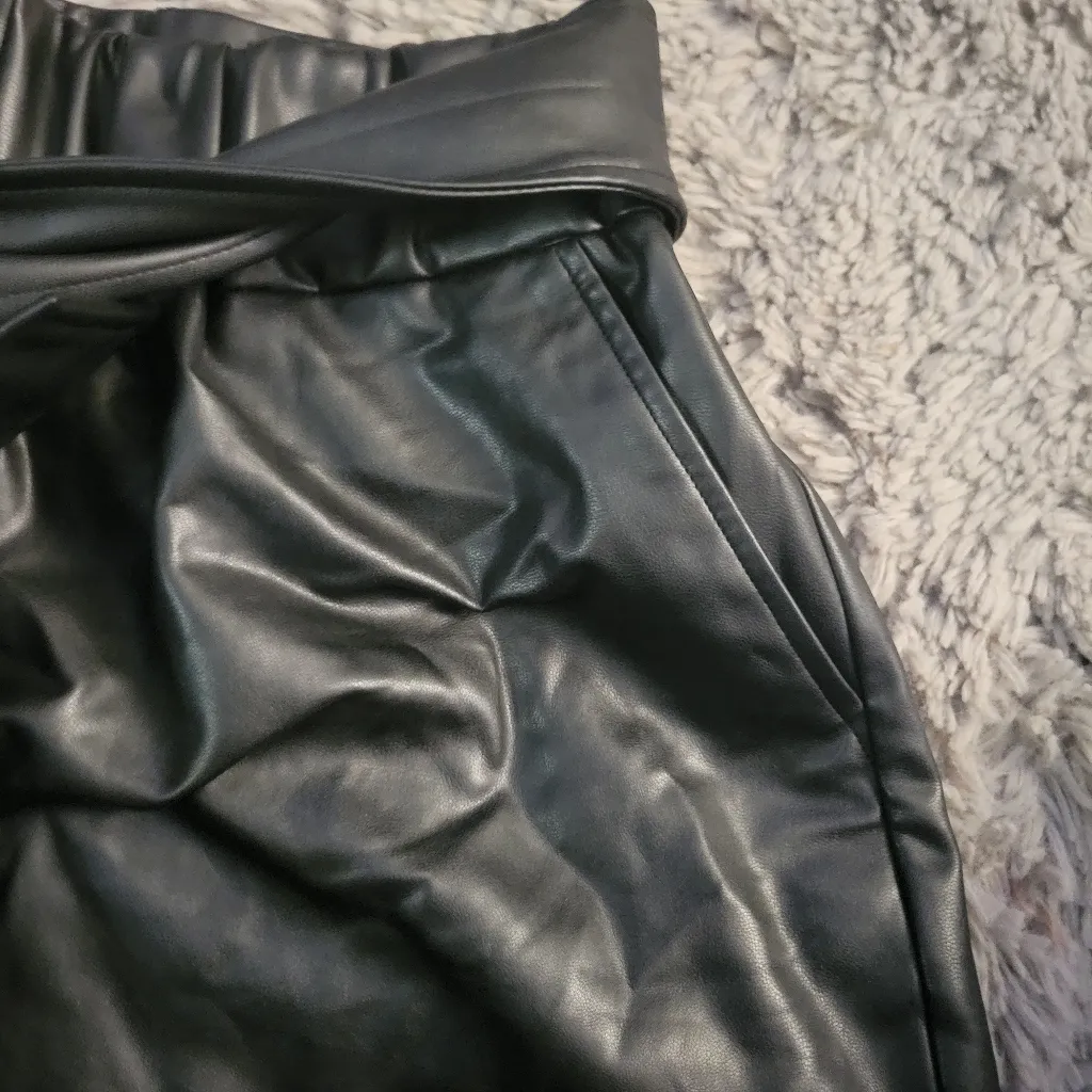 Chic Black Faux Leather Shorts with Belt - Image 2