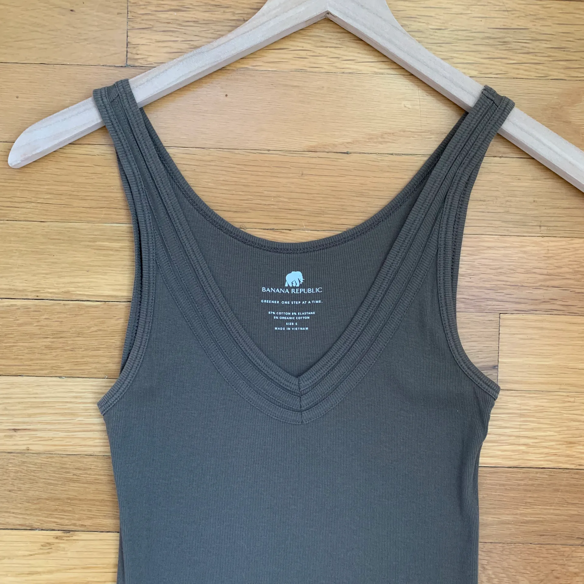 Banana Republic V-neck Ribbed Tank Olive Small - Image 4