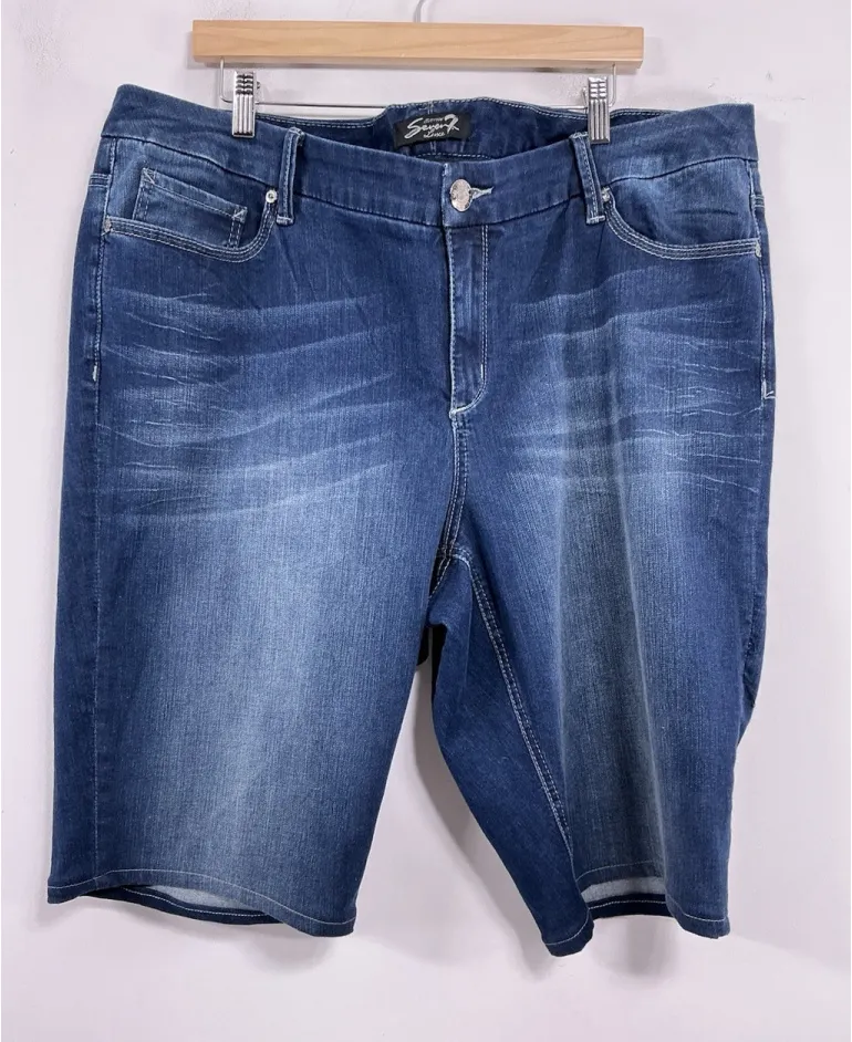 Womans Excellent Condition Seven 7 Luxe Blue Jean Shorts 22 Stud Accent 0061/O-2 - Image 1