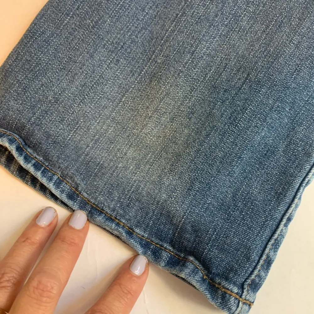 Liz Lange maternity jeans 6 boot cut med wash - Image 4