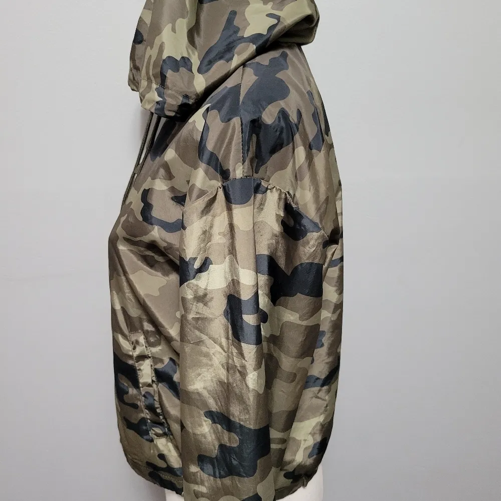 Buckle  Ashley camo cropped windbreaker jacket size medium - Image 6