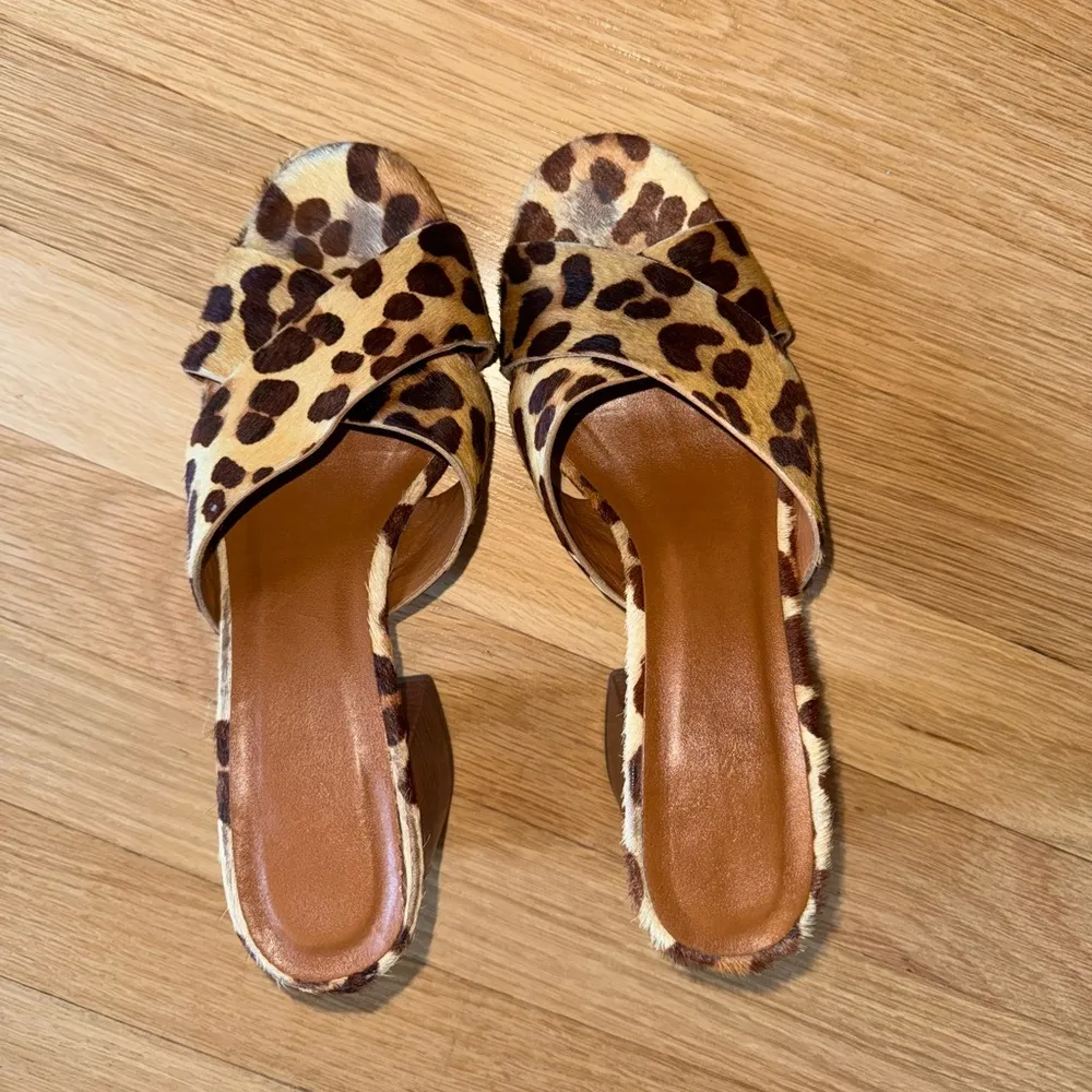 Lulu’s Henri Leopard Calf Hair Peep-Toe Mules - Image 7