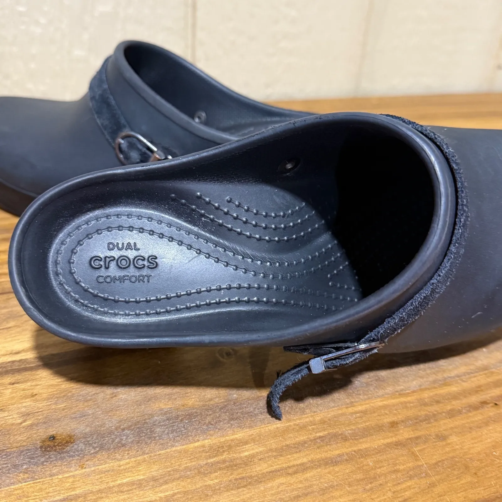 Crocs Womens Black Comfort Clog Shoes Size 9 Heel Strap Buckle - Image 3
