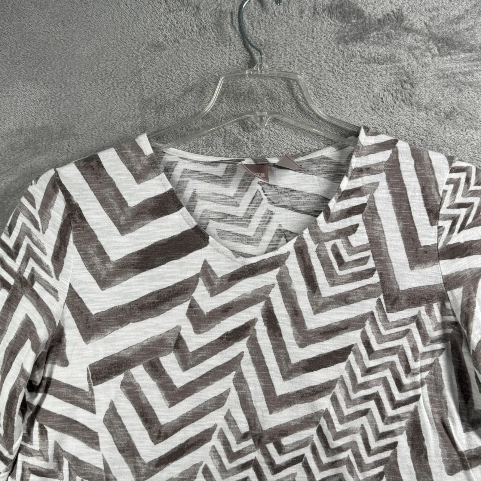 Chicos Abstract Chevron Top Womens‎ M Gray White V Neck 3/4 Sleeve Neutral Artsy - Image 4