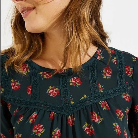 Loft forrest green rosebud lacy mixed media top size small - Image 3