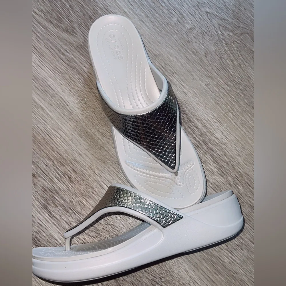 Crocs 🖤🩶🩶 Monterey Metallic Gray Wedge Flip Shoes Sandals Women’s US Size 11 - Image 4