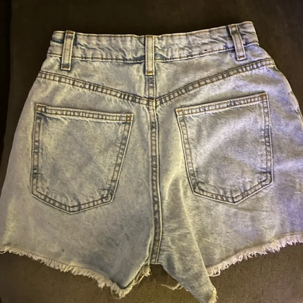 Cotton On Mom Jean High Rise Light Wash Blue Jean Shorts Frayed Hem Casual - Image 5