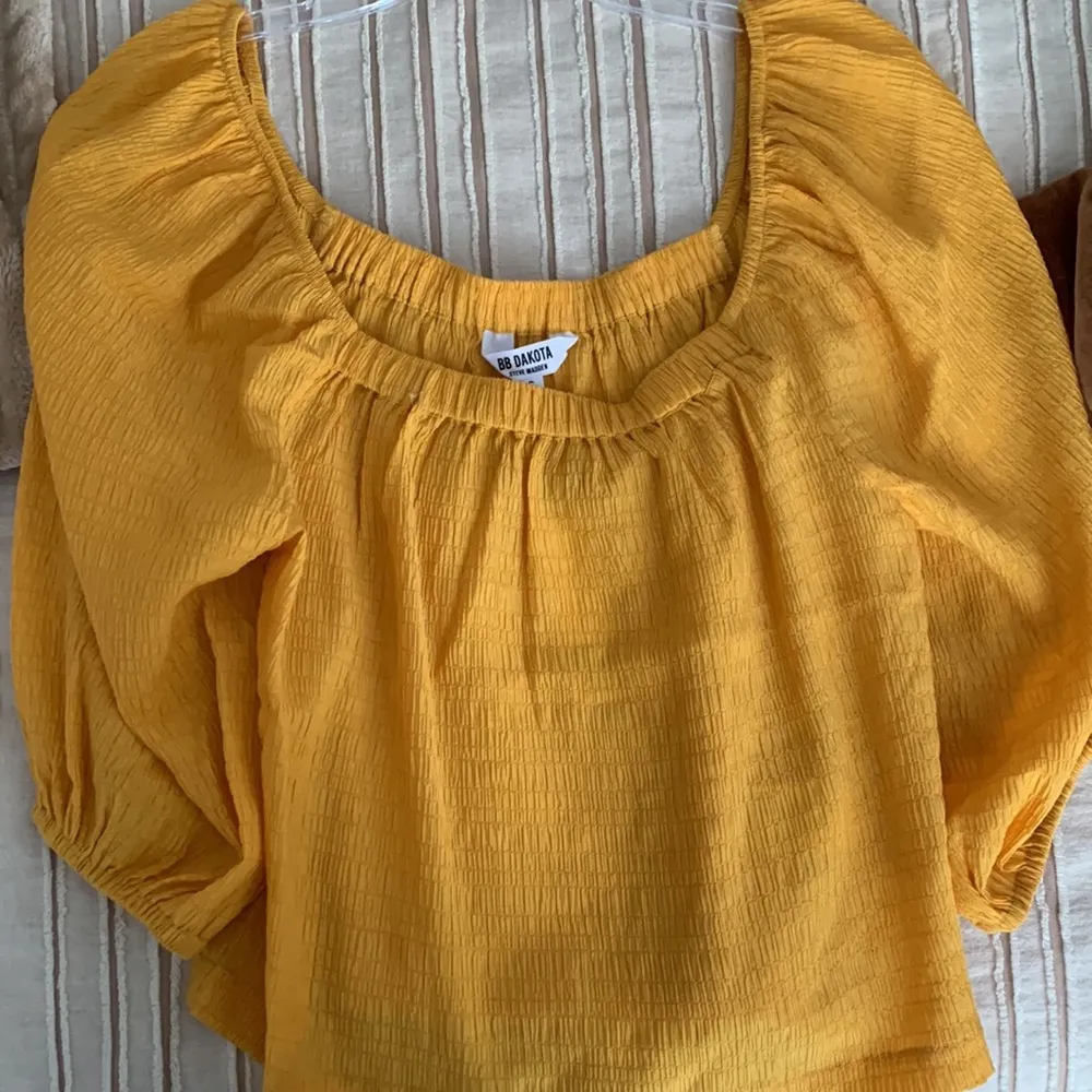 BB Dakota revolve yellow flowy top - Image 3