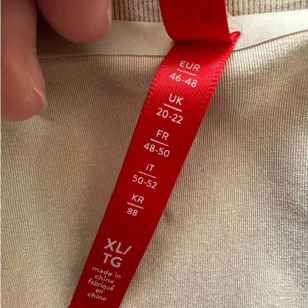 The Spanx Everybody Shape Enhancing Seamless Short Mid Thigh Bodysuit Size XL - Image 7