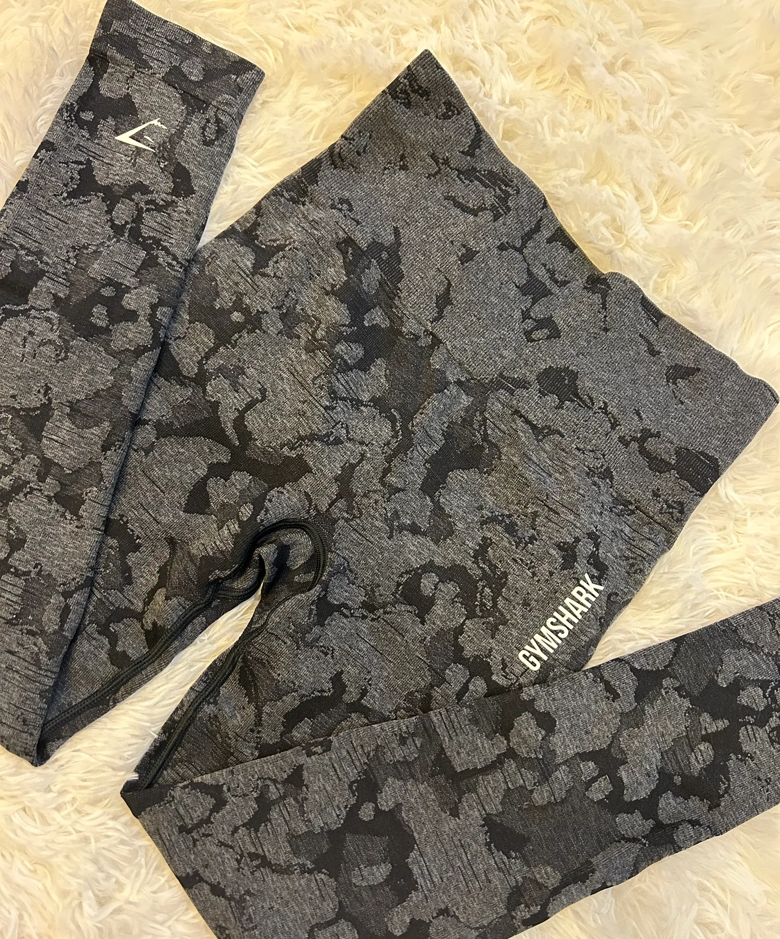 Gym Shark Adapt Grey and Black Seamless Butt-Scrunch Leggings - Image 4