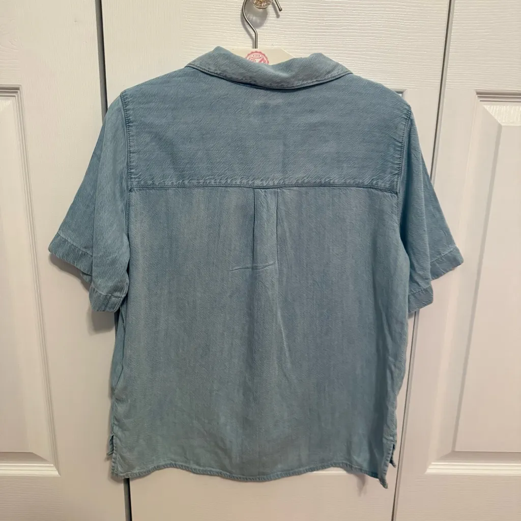 Levi’s Joyce Short Sleeve Resort Shirt in Light Wash - Image 3