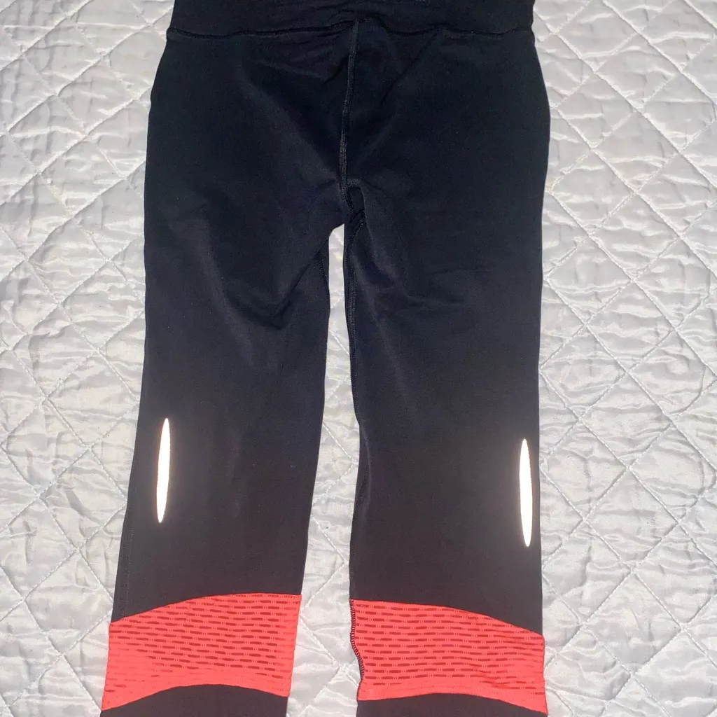 Under Armour Womens Size XS Black/oranges Compression Crop Pants - Image 2