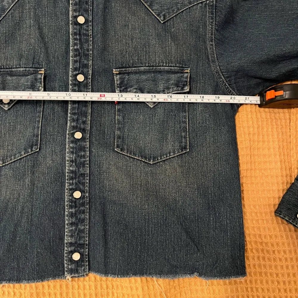 Levi’s red tab cropped denim shirt - Image 5