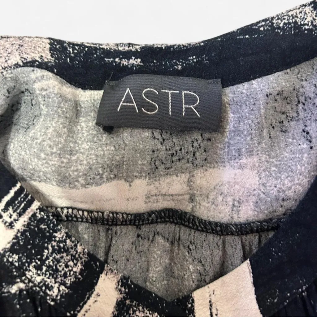 ASTR The Label Black White Brushstroke Abstract Button Down Blouse Top Size M/L - Image 5