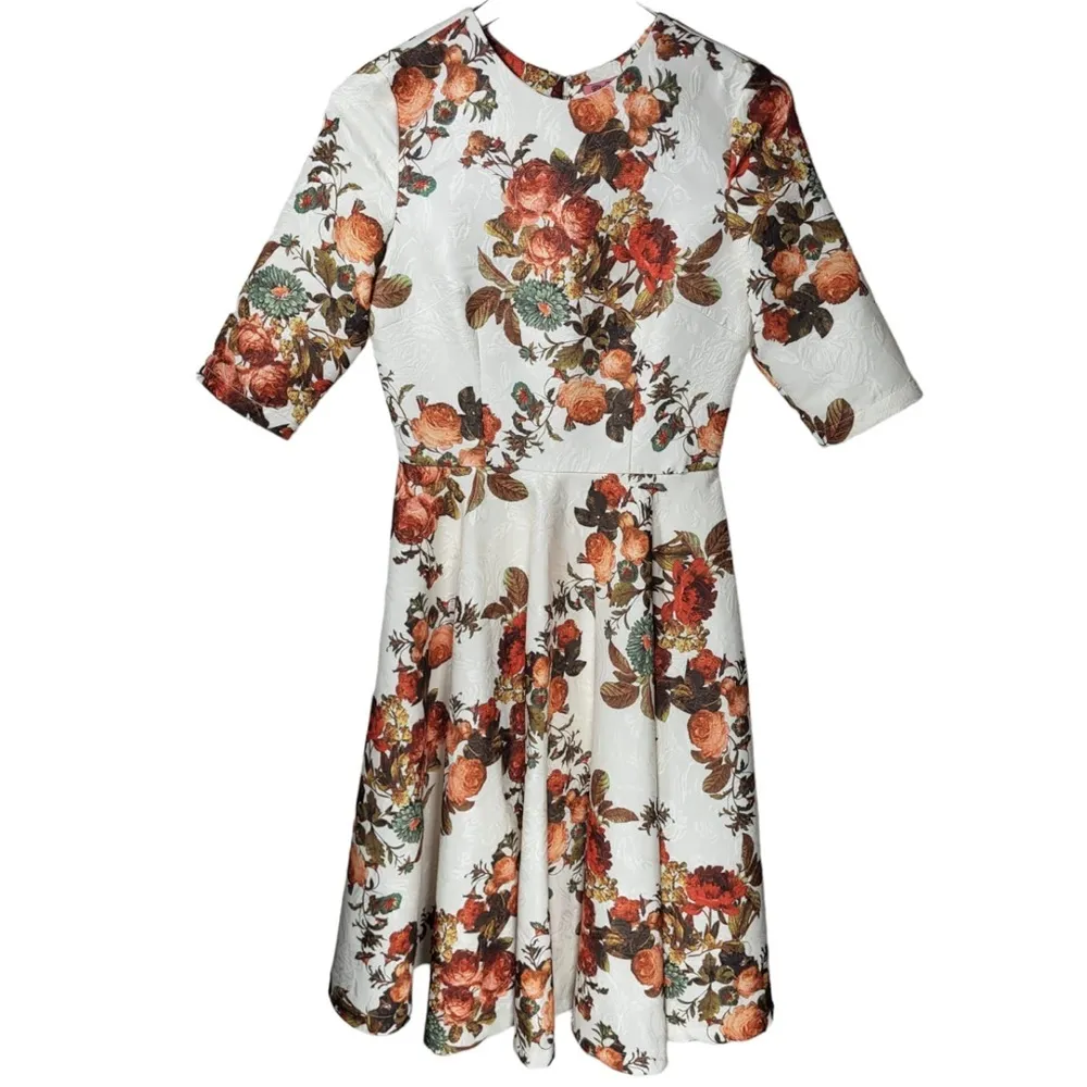 Chi Chi London Textured Half Sleeved Floral Midi Pleated Dress in Cream - Image 5
