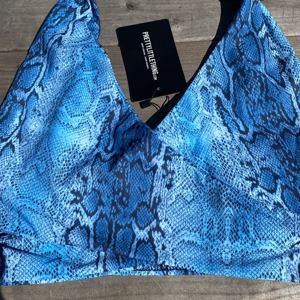 PrettyLittleThing Blue Snake Print Halter Crop Top Size 6 - Image 2