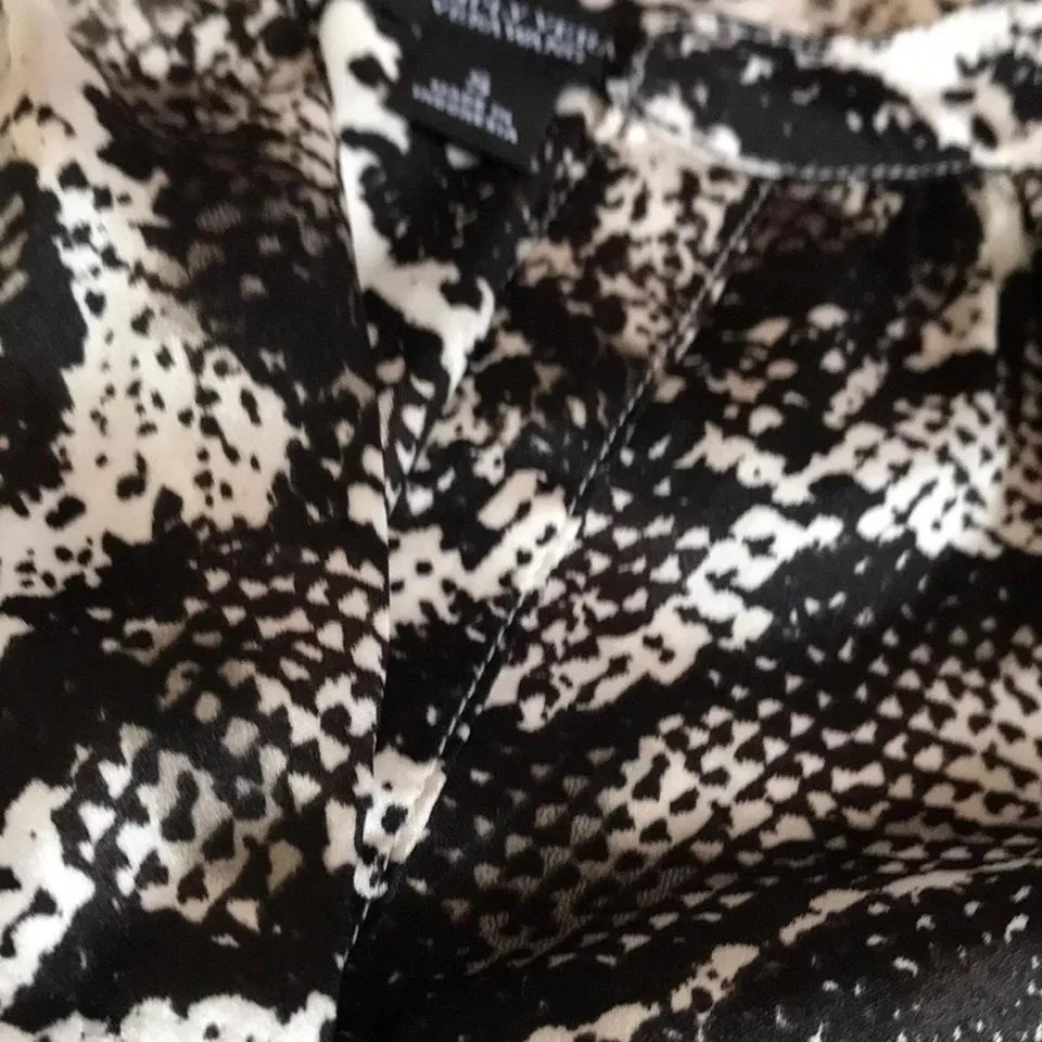 simply vera blouse size small snakeskin print - Image 3