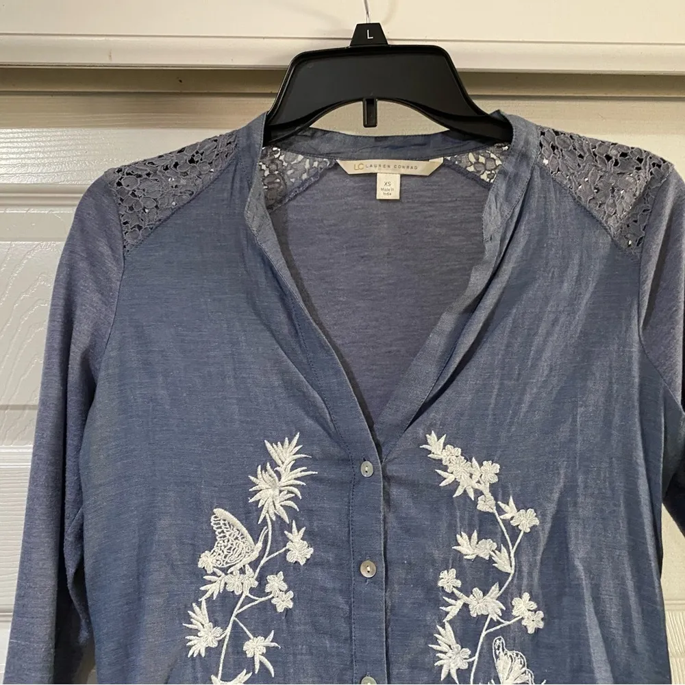 Lauren Conrad Lace Button Chambray Embroidered Floral Boho Top Shirt Size XS - Image 3