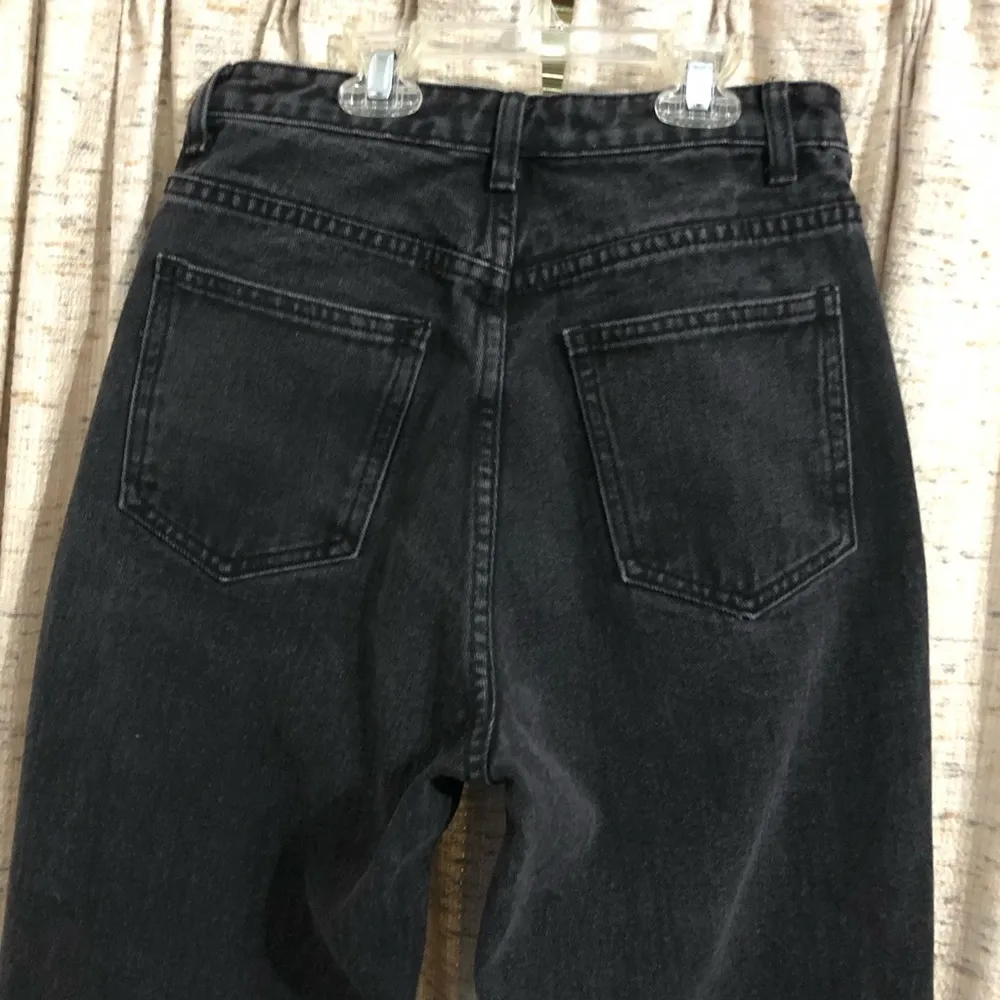 PrettyLittleThing Washed Black Ripped Knee Mom Jeans - Image 9