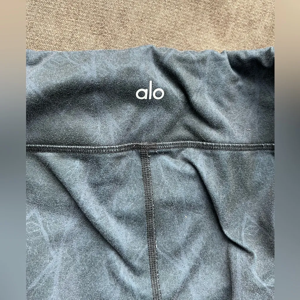 ALO Yoga Charcoal Gray Top - Image 3