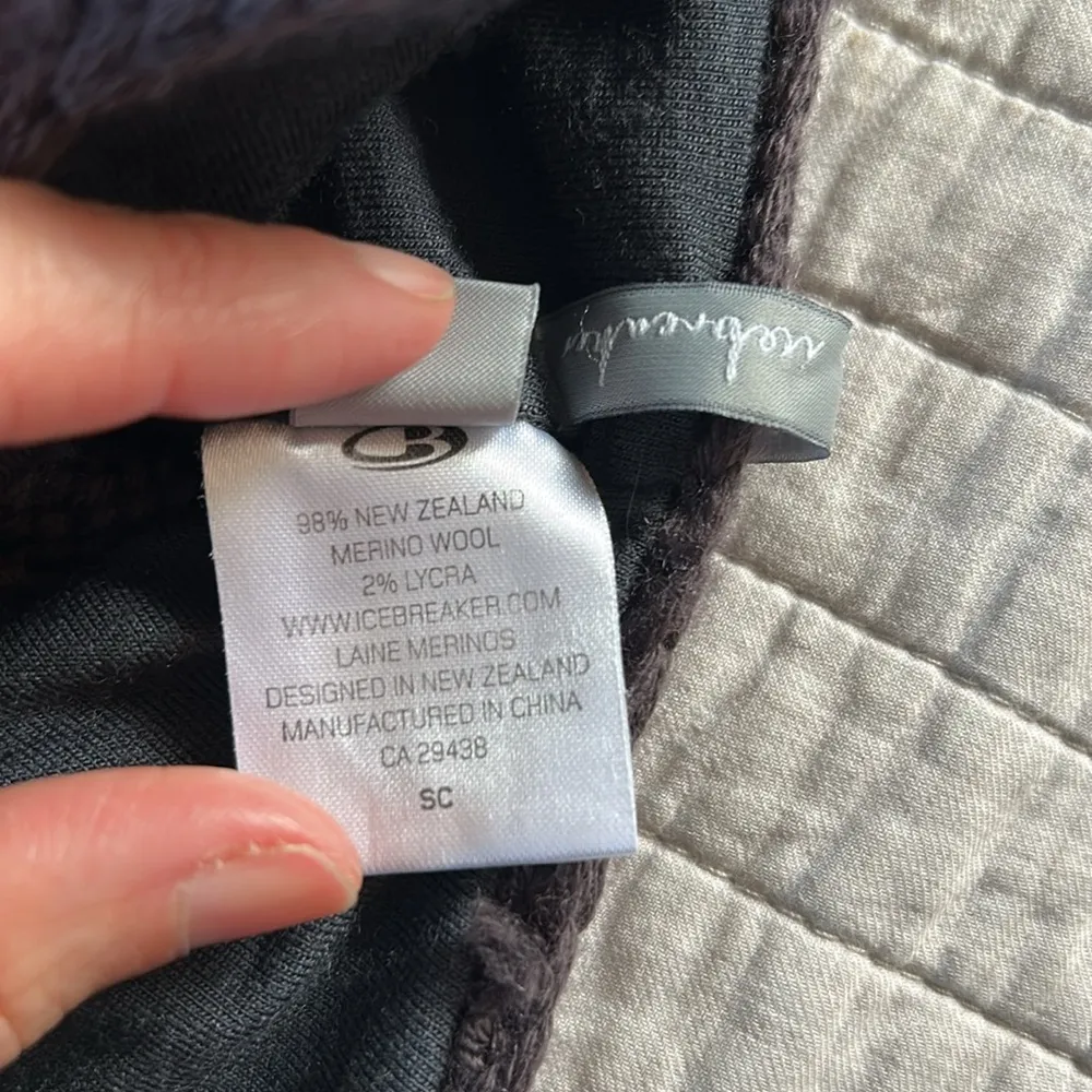 Icebreaker, New Zealand Merino wool large, unisex, cable knit, pom - Image 5