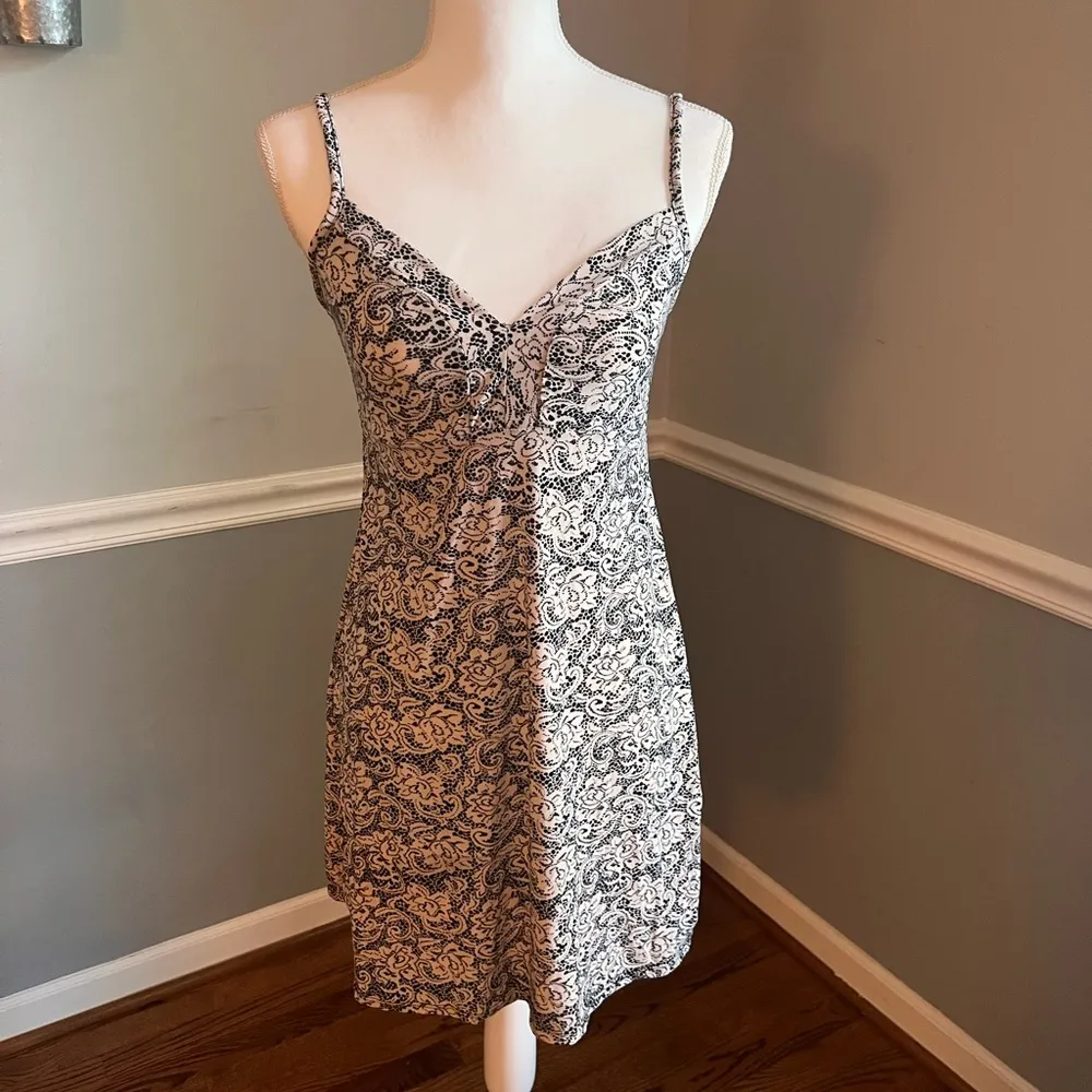 Marilyn Monroe Black and White Paisley Robe & Slip Gown - Medium - Image 2