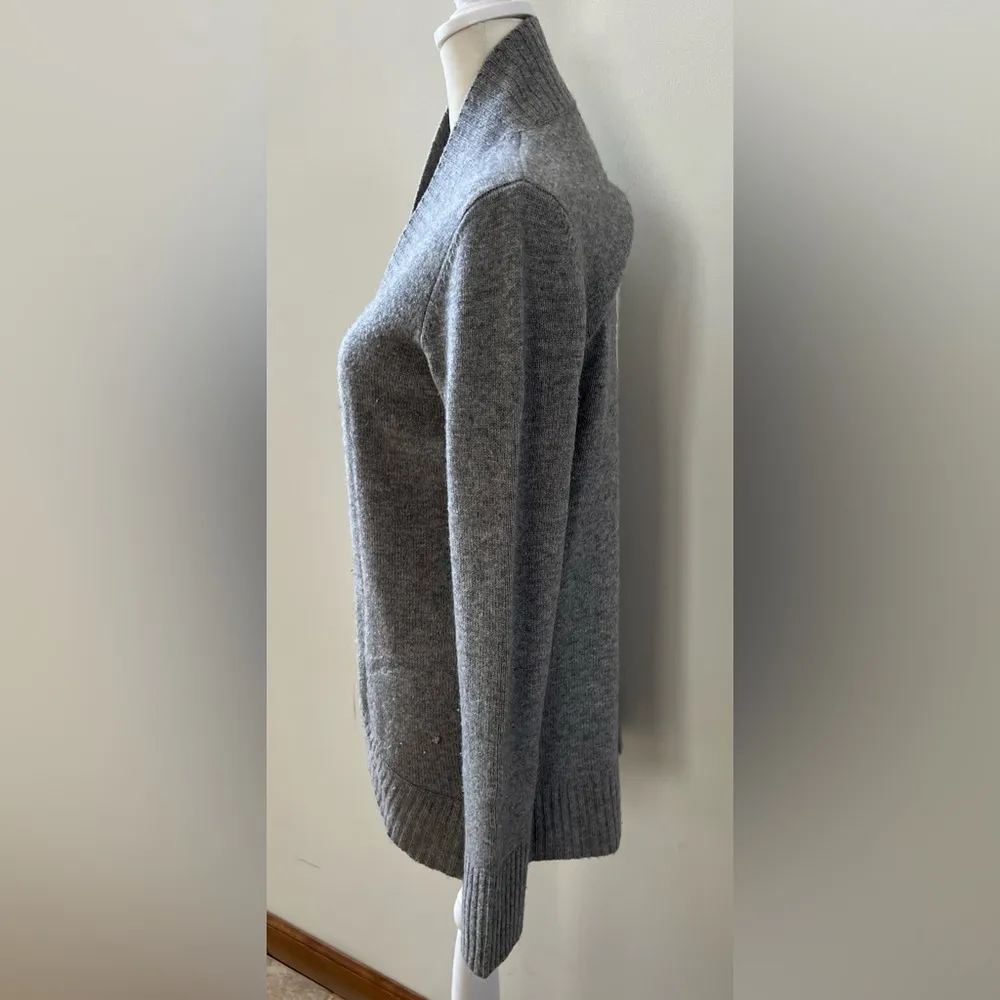 two bees cashmere | women’s Chinese Knot Cardigan. Size: M Gray Size M - Image 3