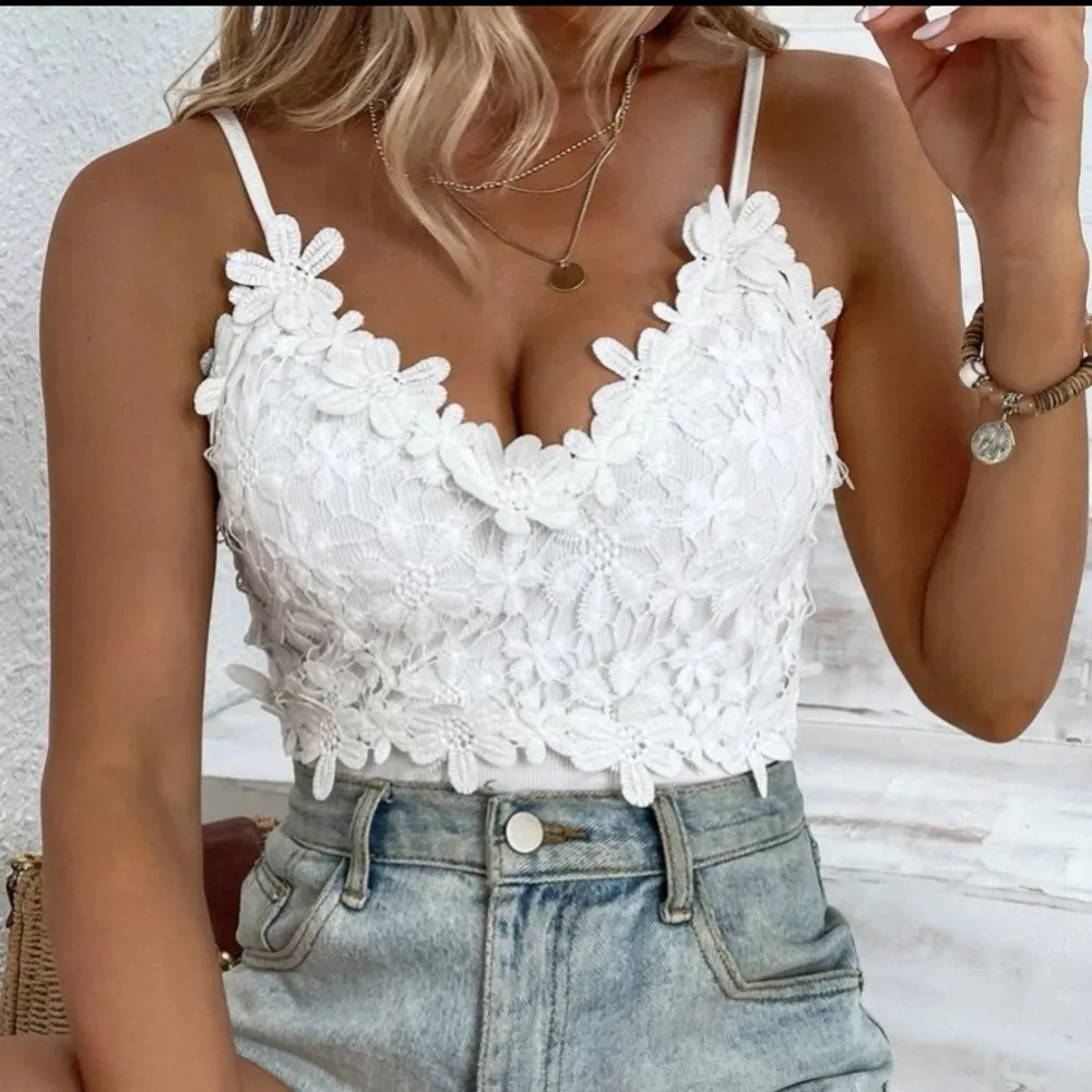 NWT, Lavishly Paris Women’s Designer White Contrast Guipure Lace Cami Top. Small Size M - Image 7