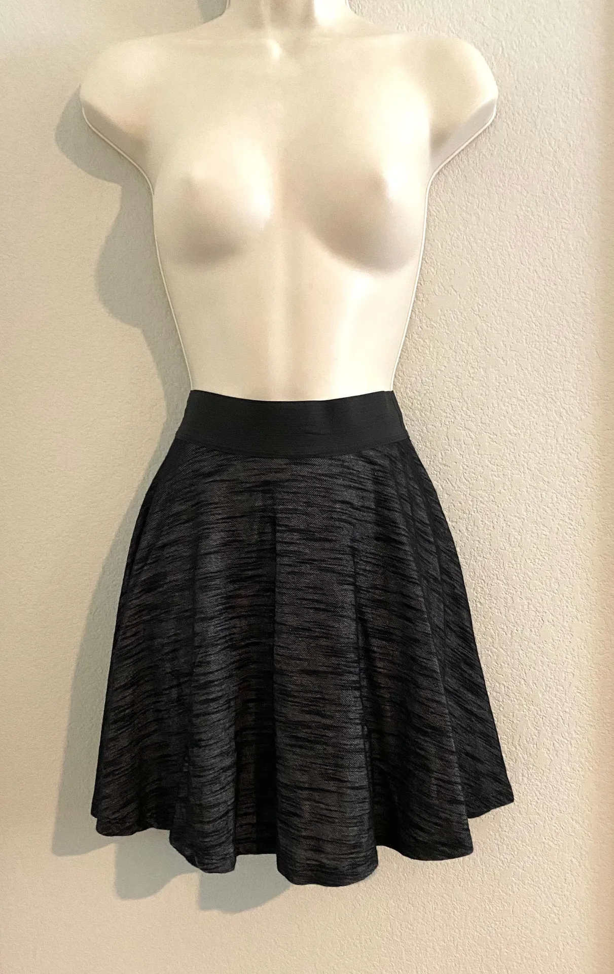 NWOT  lightweight charcoal gray skirt. - Image 2