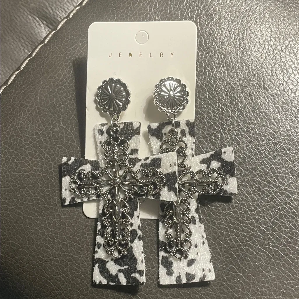 🐄🐄🐄3 for 12$🐄🐄🐄Cow Print Double Cross Earrings with Silver Details Black - Image 3