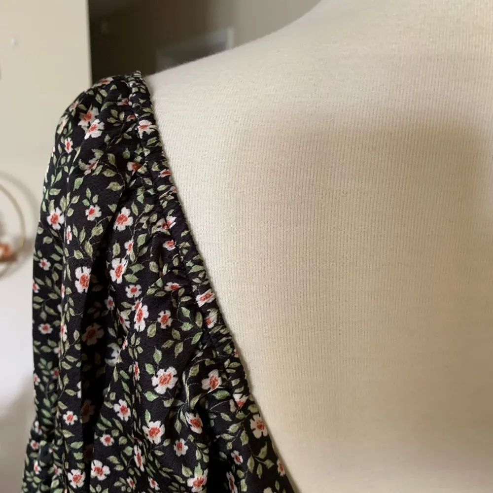 Lulu's Floral Tie Back Long Sleeve Crop Top Size Medium Black - Image 3