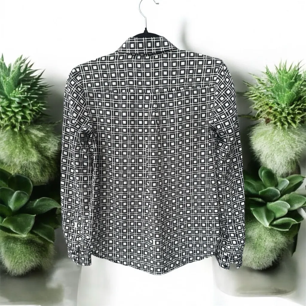 Trina Turk 100% Silk Shirt with a Black and White Geometric Print Size Small - Image 2